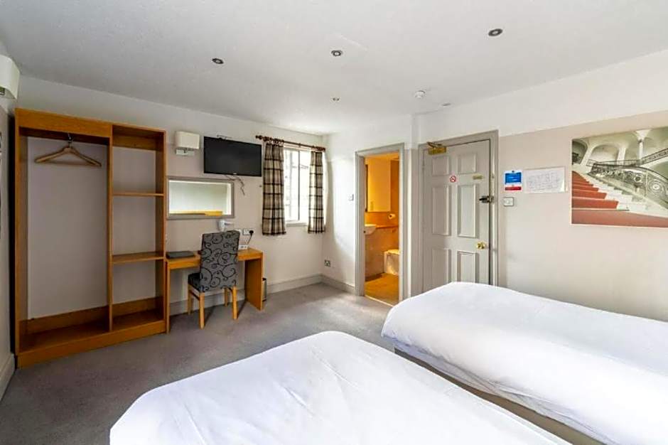 OYO The Red Lion Hotel