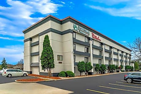 HomeTowne Studios by Red Roof Flint