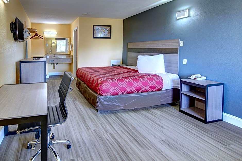 Econo Lodge at Military Circle