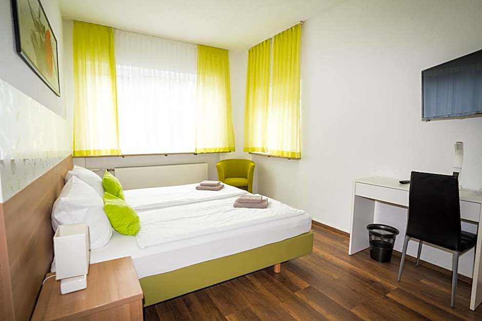 B&B Outlet Hotel - Metzingen - Bad Urach - Free Parking