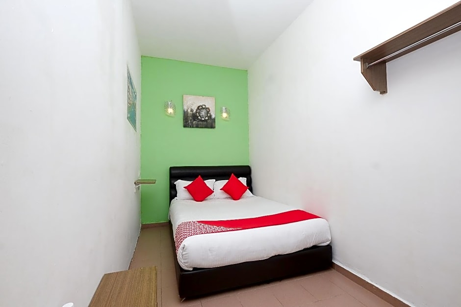 OYO 850 Gold Star Hotel