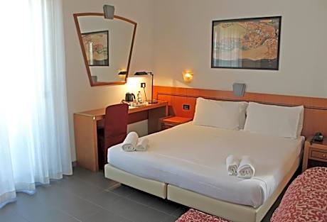 Deluxe Double Room with Side Sea View