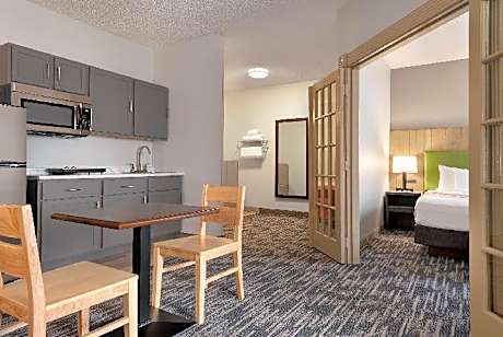 King Bed Extened Stay Whirlpool Suite Kitchenette Non-Smoking