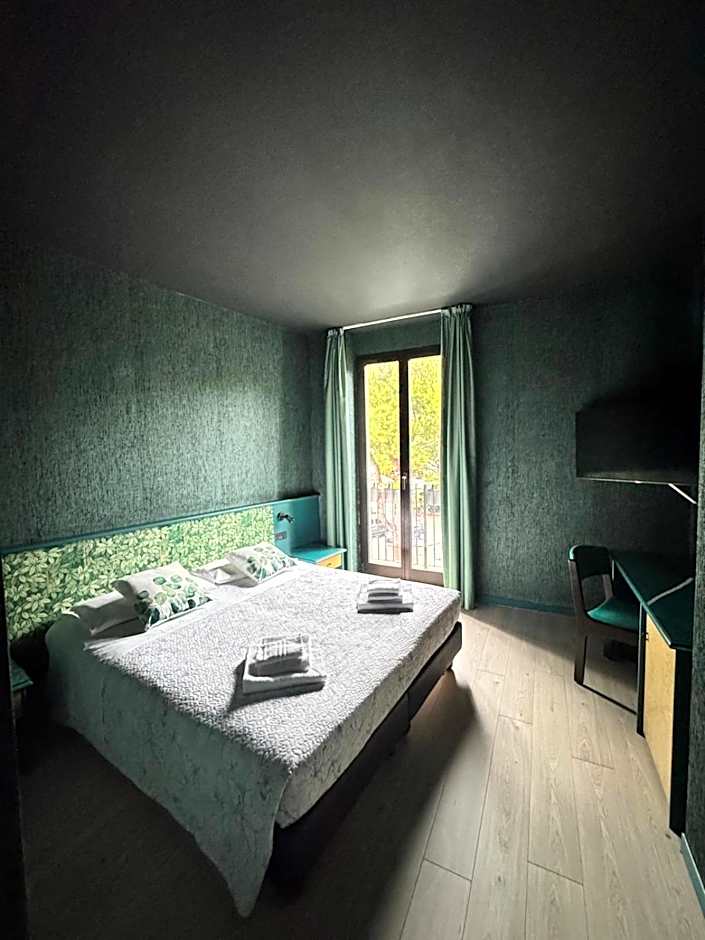 Photo 1 of 16 of 1 Double Bed or 2 Beds, Lake View