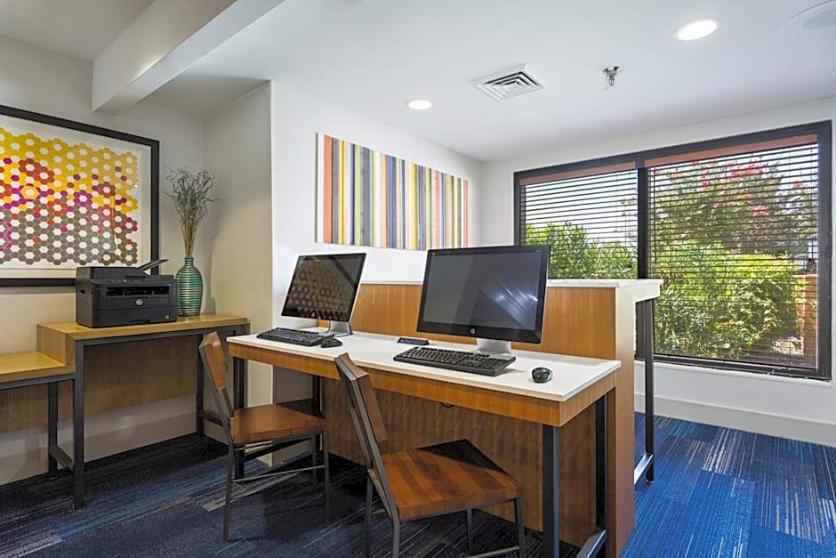 Holiday Inn Express Hotel & Suites Wilmington-University Ctr By IHG