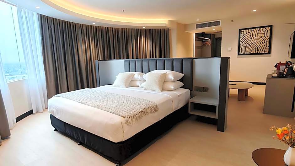Photo 1 of 7 of Executive Suite