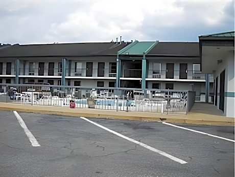 Camilla Inn & Suites