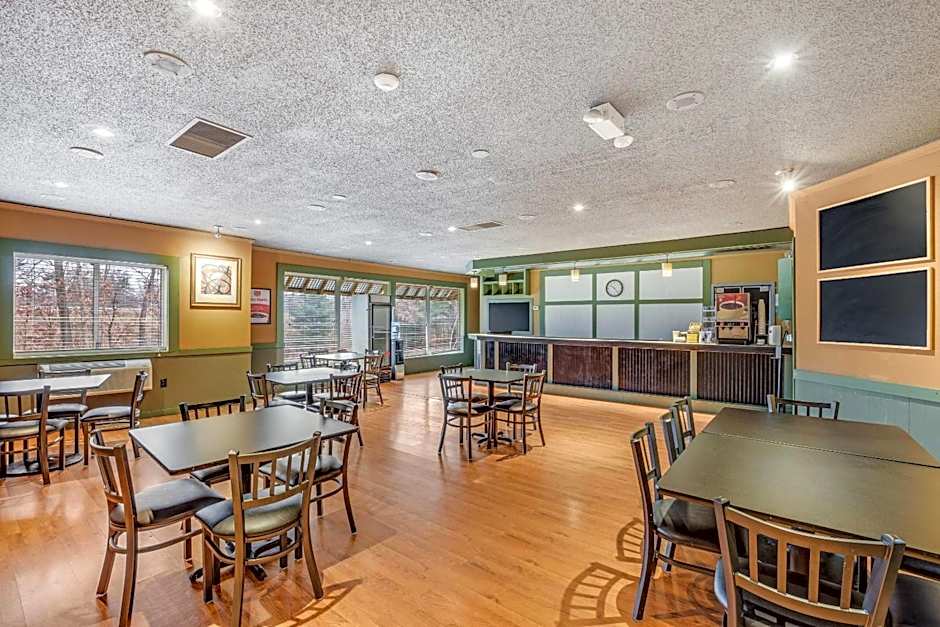 Econo Lodge Whitehall Near Michigan's Adventure