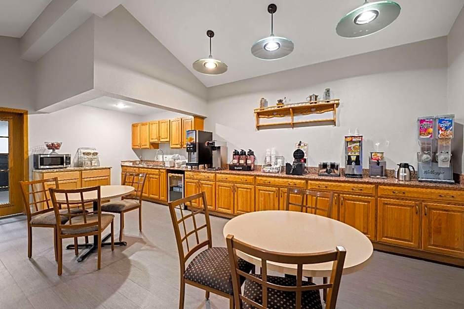 Super 8 by Wyndham Waverly