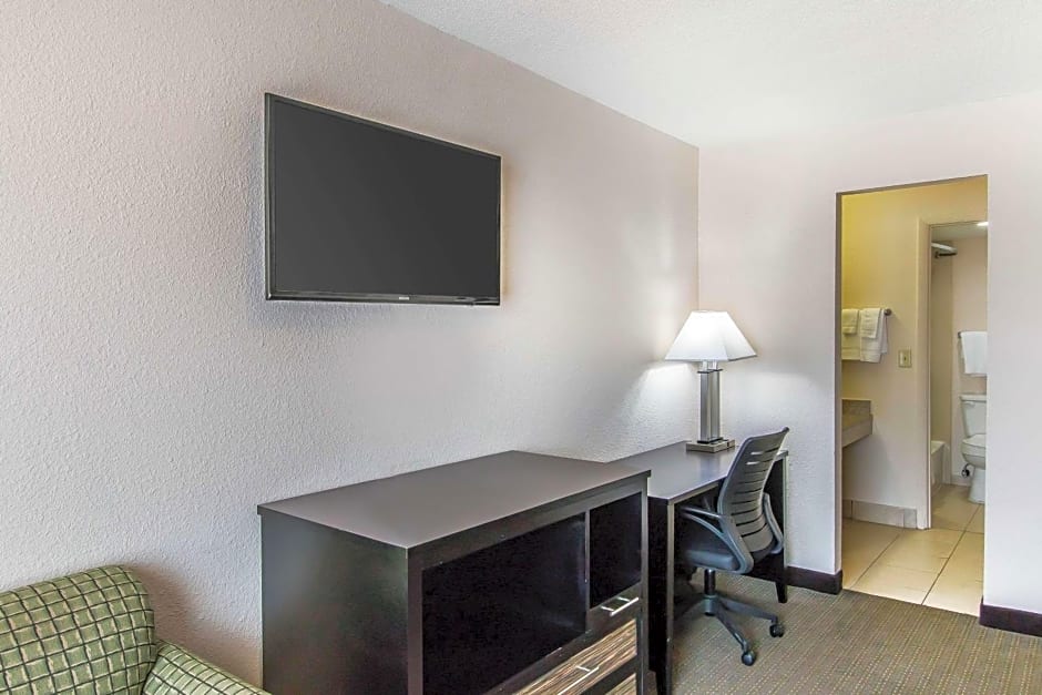 Quality Inn Hinesville - Fort Stewart Area, Kitchenette Rooms - Pool - Guest Laundry