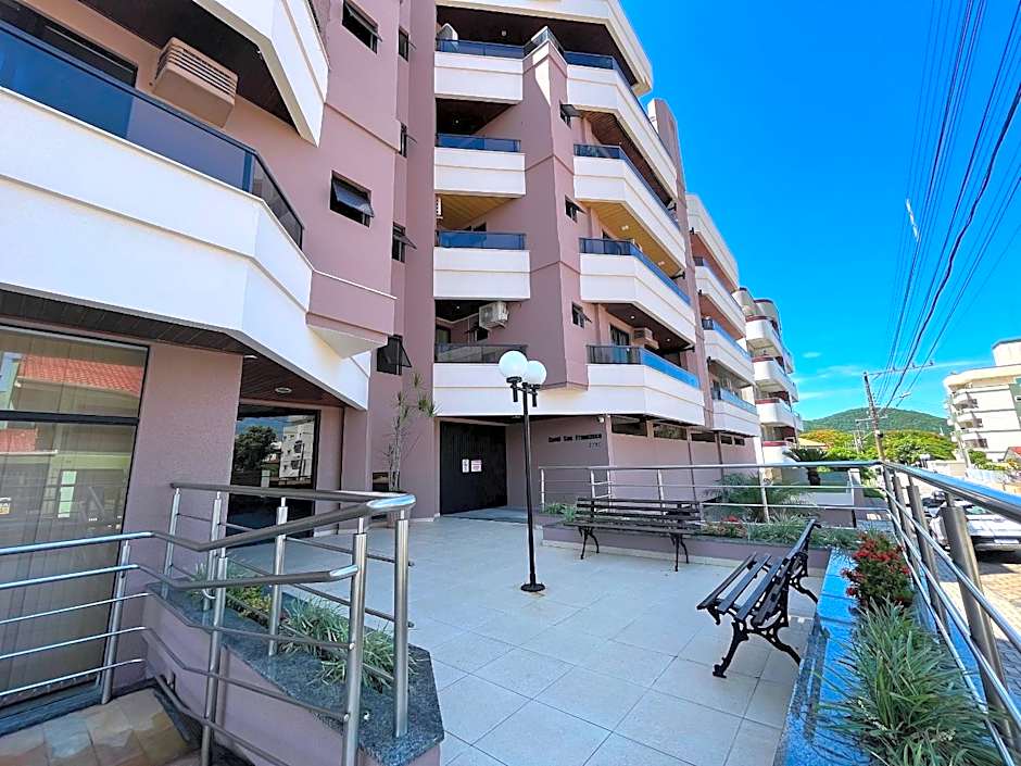 B481 Apto 3 quartos frente para avenida 8 pessoas