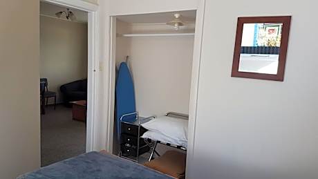 Two-Bedroom Apartment with Queen Bed and 2 Single Beds