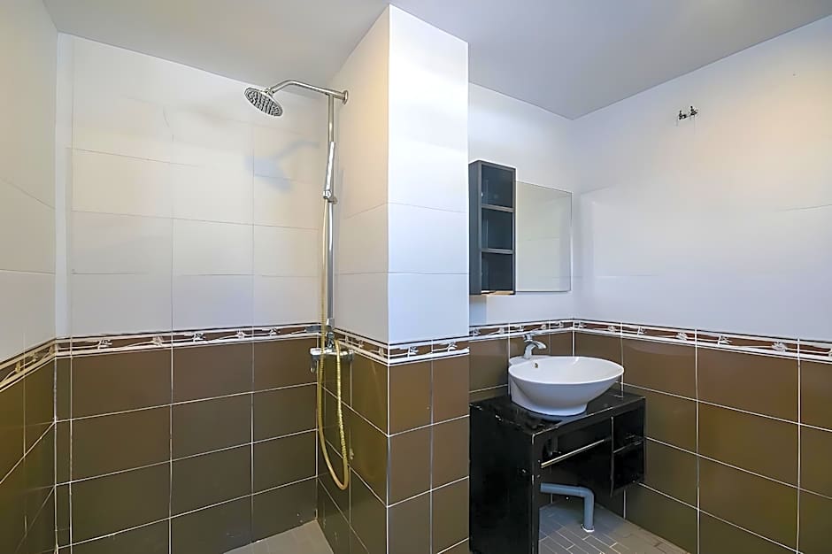 Super OYO 976 Dragon Inn