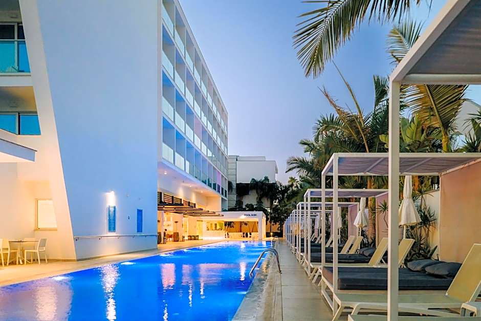 Seasons Hotel (Adults Only)