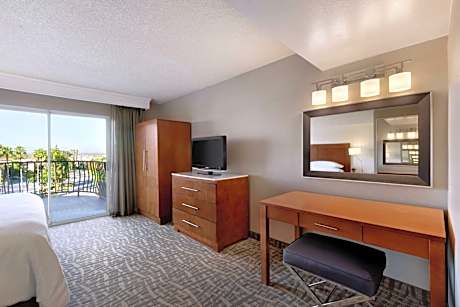 King Suite with Balcony - Non-Smoking