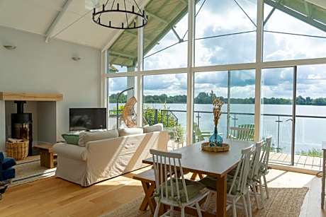 The Lakehouse Onsite Free Pools & Spa