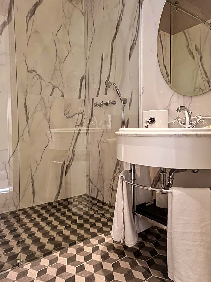 Tiffi Old Town Hotel