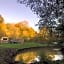 Shepherds Huts Ham Hill, 2 double beds, Bathroom, Lounge, Diner, Kitchen, dog friendly, Looking out to lake
