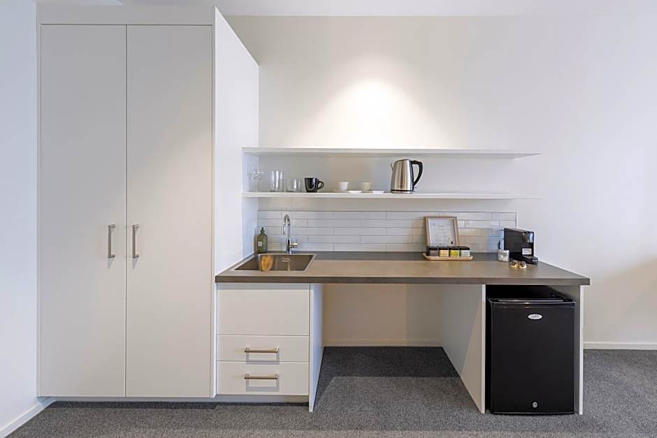 Hidden Lake Hotel & Apartments