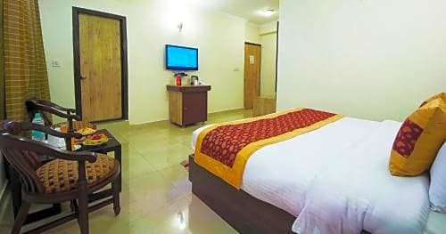 Capital O 2382 Hotel White House Continental