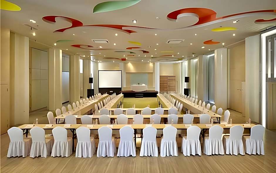 Harris Hotel & Residences Sunset Road