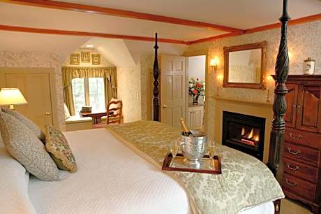 One Bedroom King Suite with Fireplace - Stable (Lydia Harding)