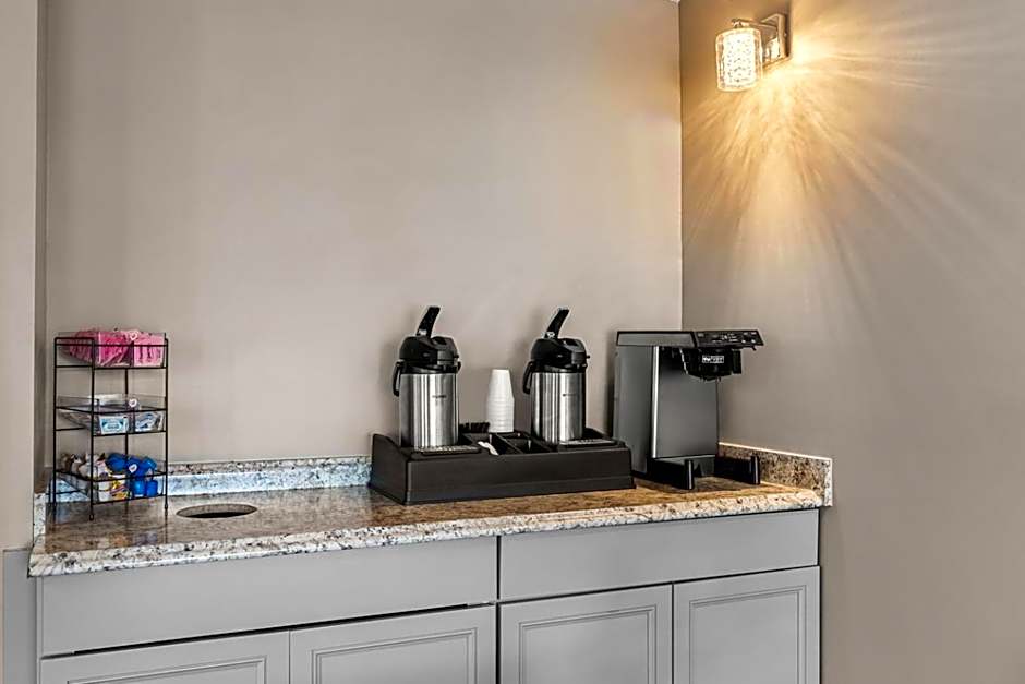 HomeTowne Studios by Red Roof Richmond - Airport Sandston