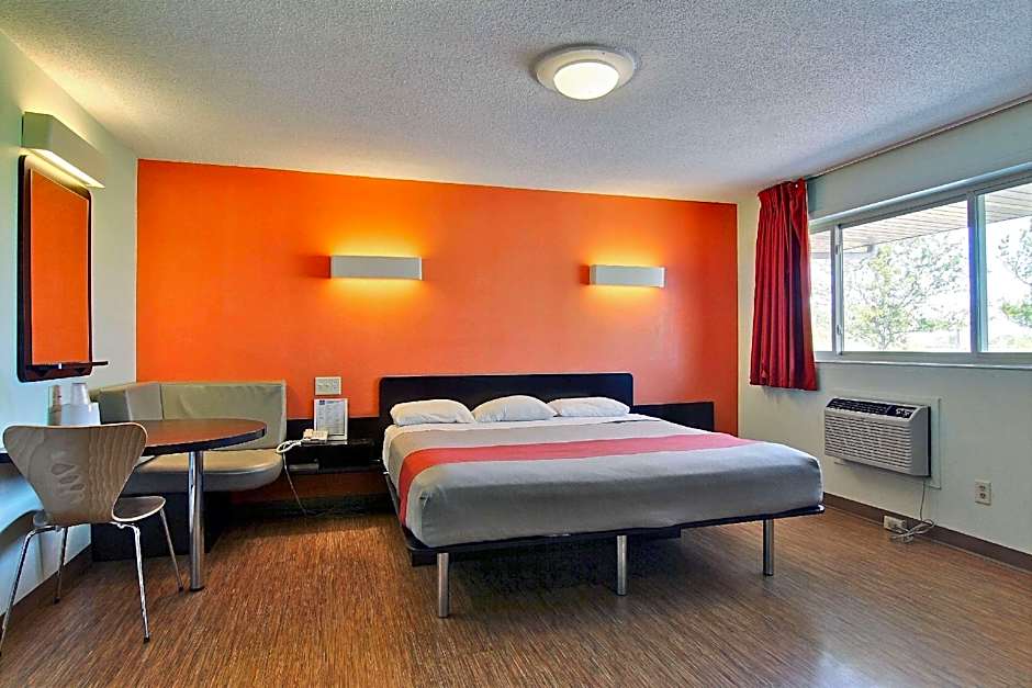Photo 1 of 5 of 1 Queen Bed