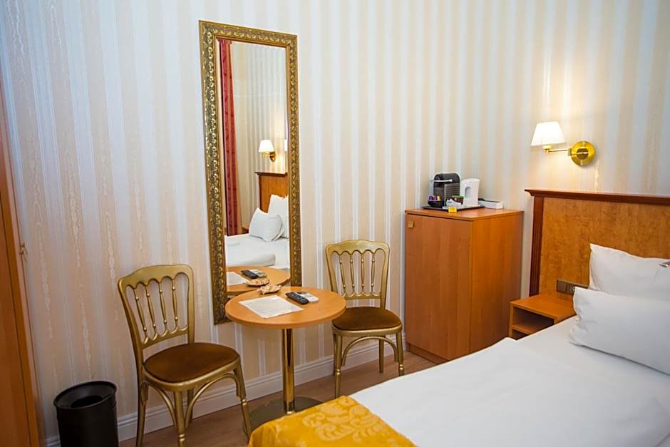Pension Opera Suites I Self Check In I AC in all rooms