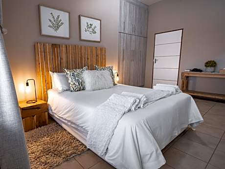 Apartment with pool/partial sea view