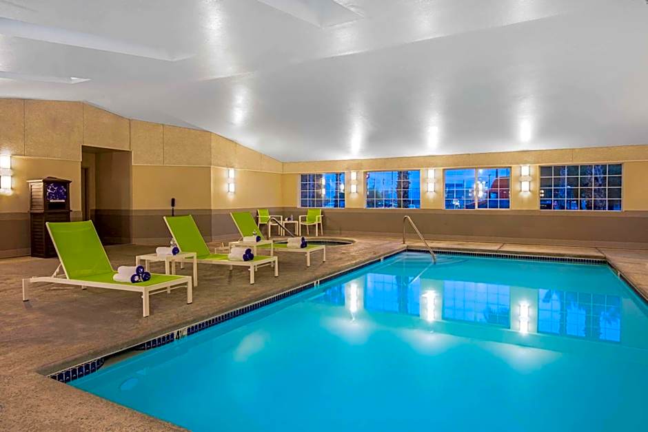 La Quinta Inn & Suites by Wyndham Las Vegas Nellis