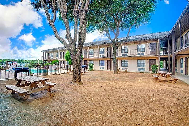 Deluxe Inn San Antonio Near Lackland AFB