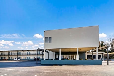 Quality Inn - On The Lake Clarksville-Boydton