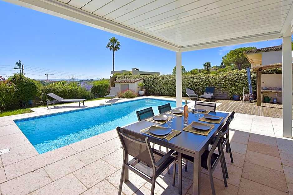 Family house with swimming pool & sea view