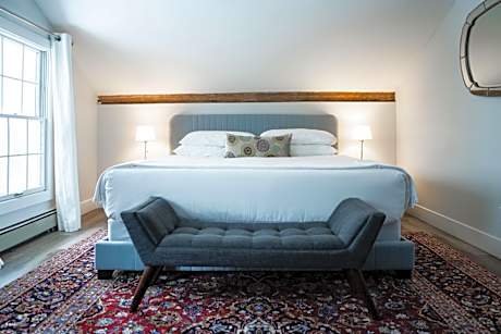 Historic Inn Luxurious Two Bedroom Apt. River View Niagara-on-the-Lake