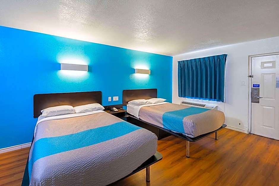 Motel 6-Grand Prairie, TX - Interstate 30