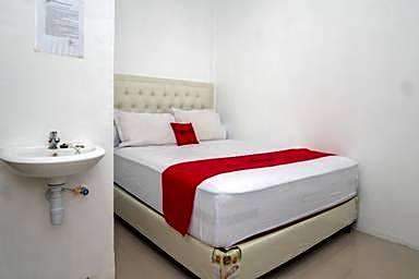 RedDoorz Syariah near Pelabuhan Ulee Lheue Banda Aceh