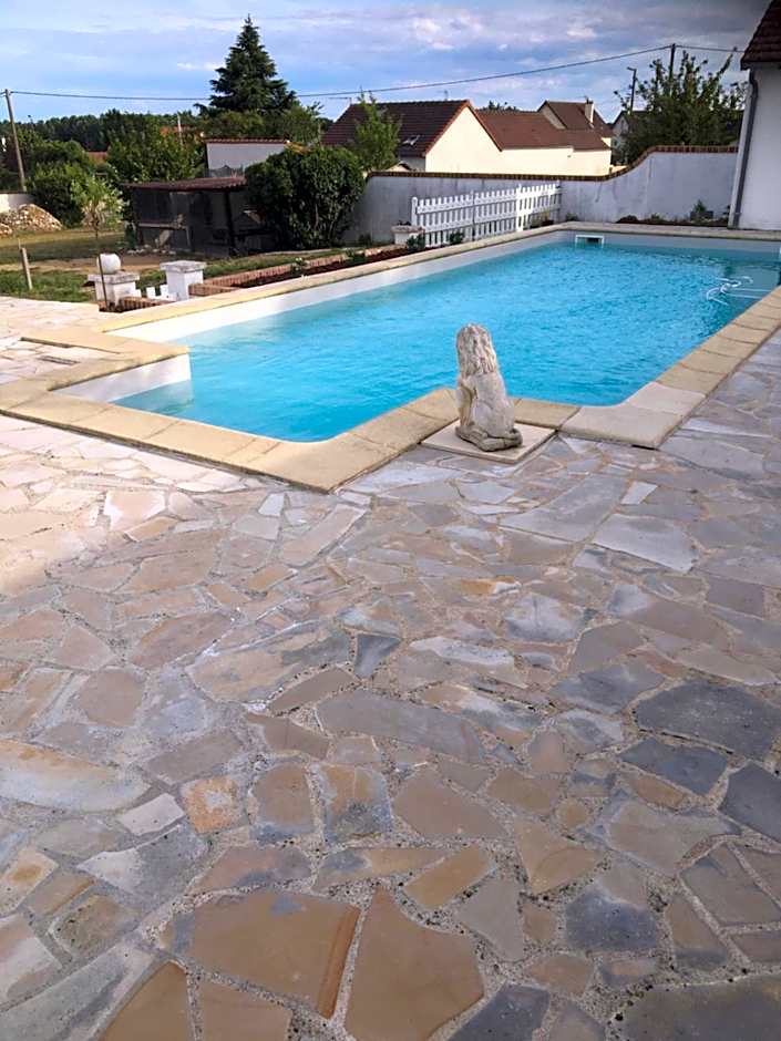 maison blanche piscine et petit déjeuner