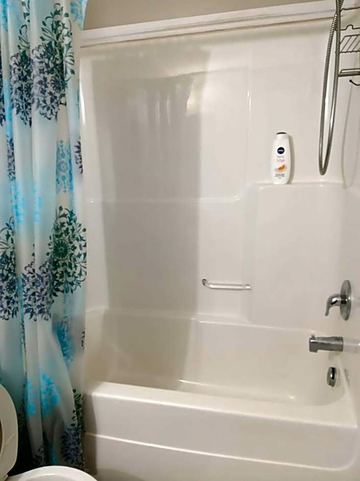 A room in Spruce Grove, 20mins drive to WEM