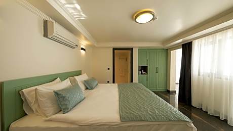 Suite with Pool View