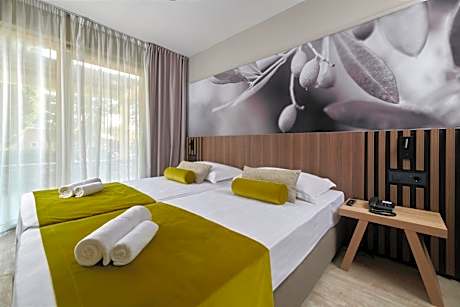 Classic Family room with Balcony - Park Side