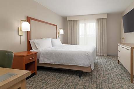 King Suite with Accessible Tub - Mobility and Hearing Access/Non-Smoking