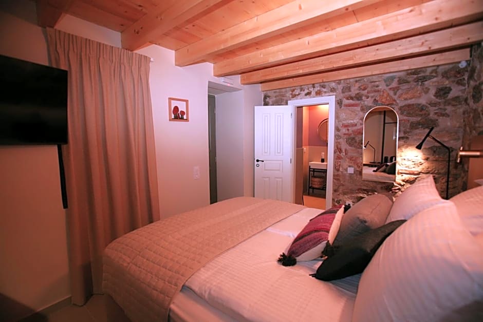 Living Yard Acropolis