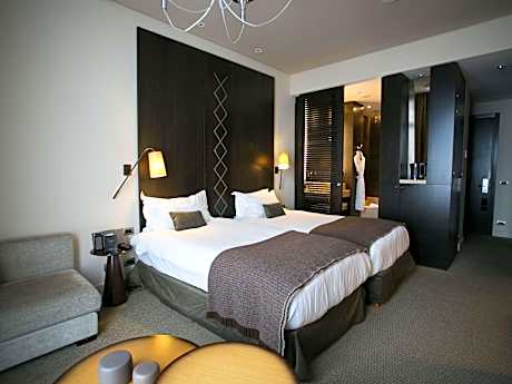 SUPERIOR ROOM, 2 Single Size Beds and city views