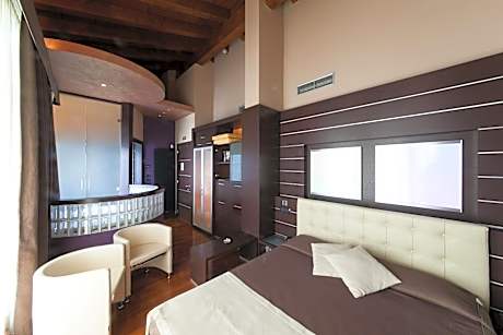 Suite with Lake View and Hot Tub