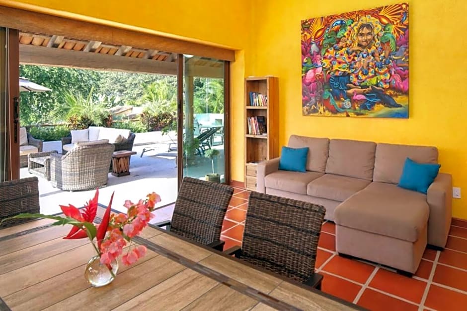 Villa Kiwi. Huge Pool, Steps To Town n Beach. 6 plus BRM 7.5 BTH 3 KCN