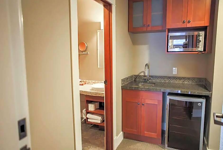 Magnificent Mountain Penthouse - Hot Tub & Pool managed by Little Sister Getaways