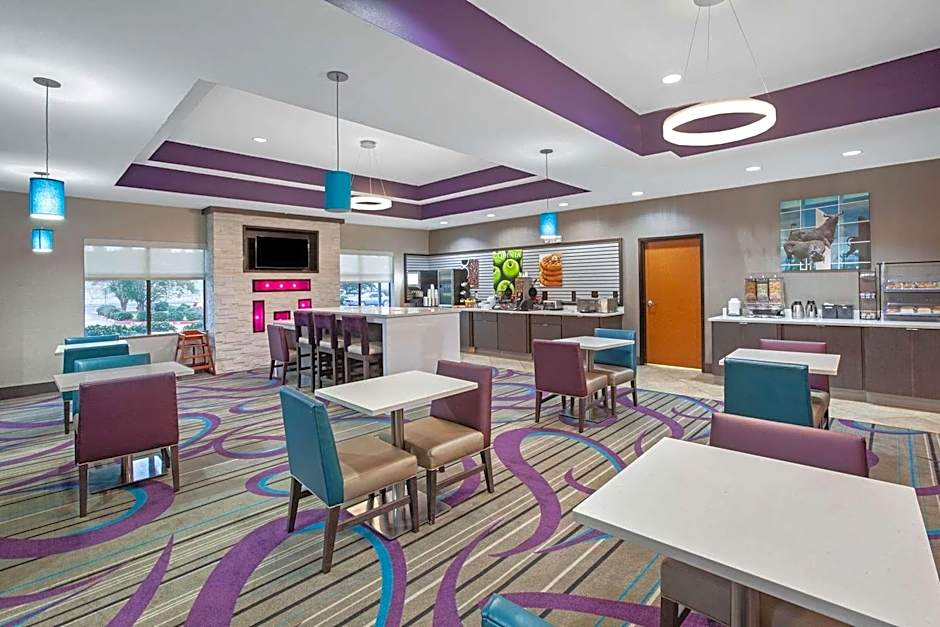 La Quinta Inn & Suites by Wyndham Pasadena North