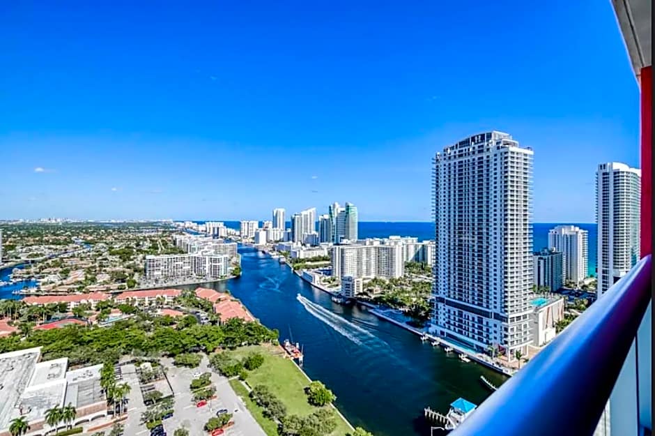 Stunning Penthouse Suite Waterfront 2BD 2BA