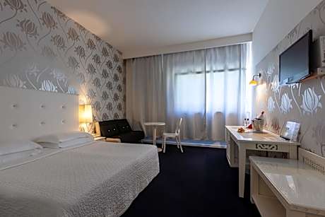 Double Room with Street View